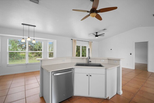 Building Photo - Well maintained Single family home 2 bed 2...