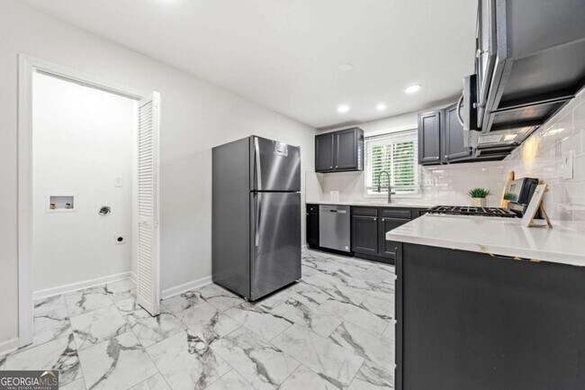 Building Photo - 801 N Evelyn Pl NW