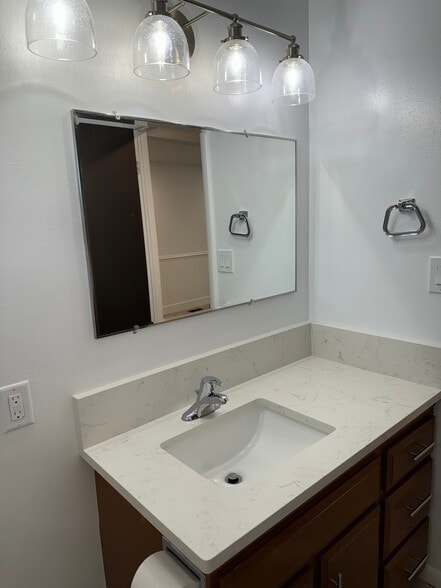 Building Photo - 78 W 990 S