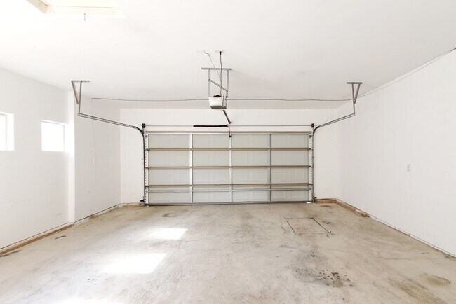 Building Photo - 3 Bedroom Single-Family Home in Central Hu...