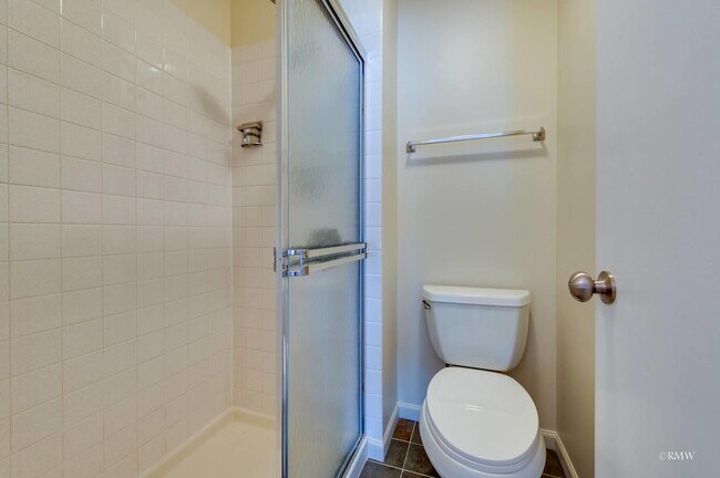 Building Photo - 1232 Knottingham Ct
