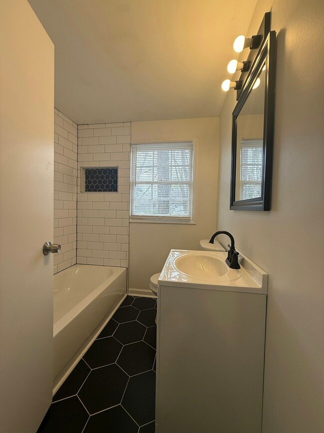 Building Photo - 5512 Cottonwood Rd