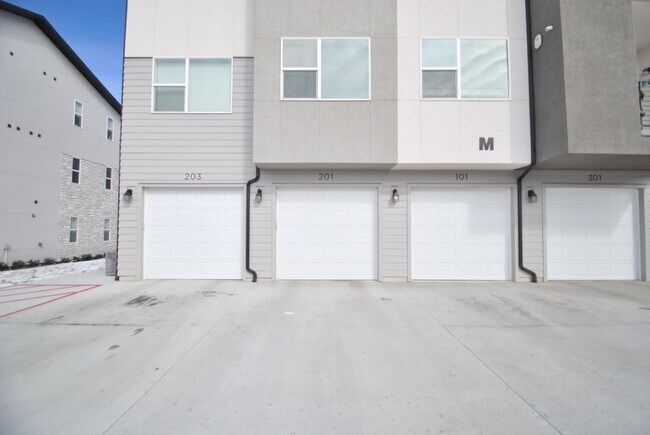 Building Photo - Modern 2 Bedroom Townhome with Amenities Included