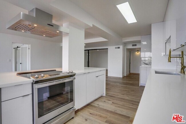 Building Photo - 435 N Oakhurst Dr