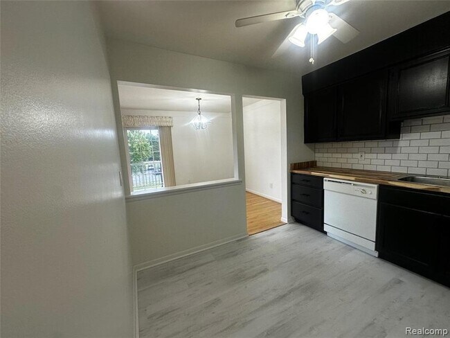 Building Photo - 458 Fox Hills Dr S
