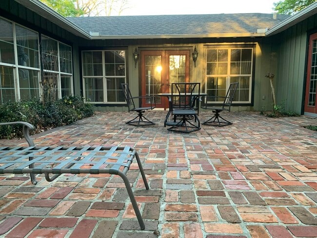 Building Photo - 5590 Clinton St