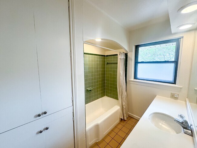 Building Photo - Adorable single story home in Landa Park E...