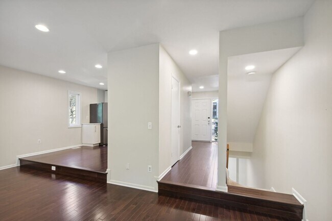 Building Photo - Reston-Renovated 3 BR / 2 BA / 2 1/2 BA En...