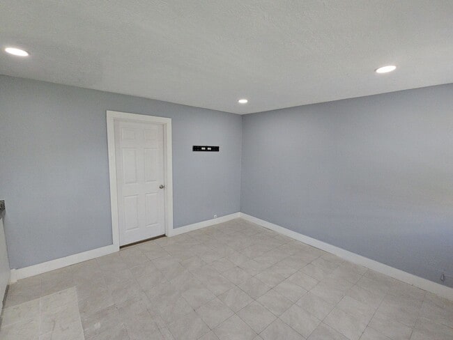 Building Photo - 9010 Linda Vista Rd