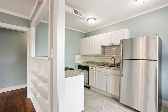 Building Photo - 722 W 37th St