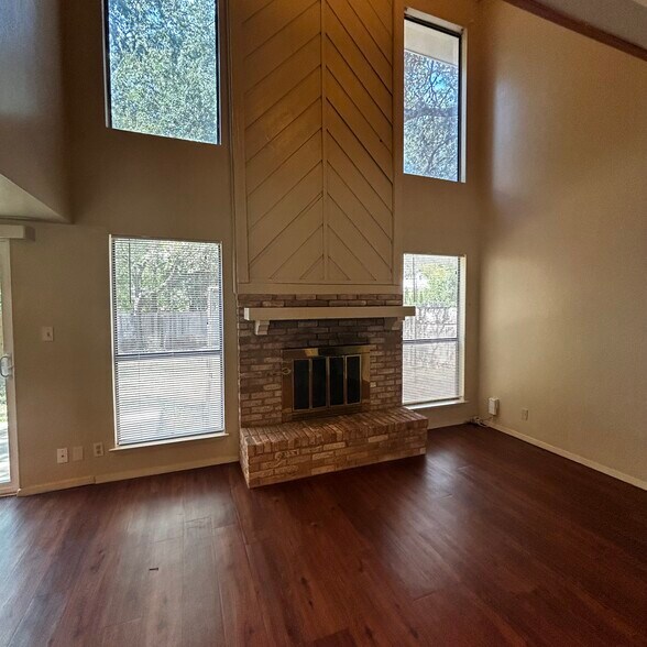 Building Photo - 3901 Knollwood Dr