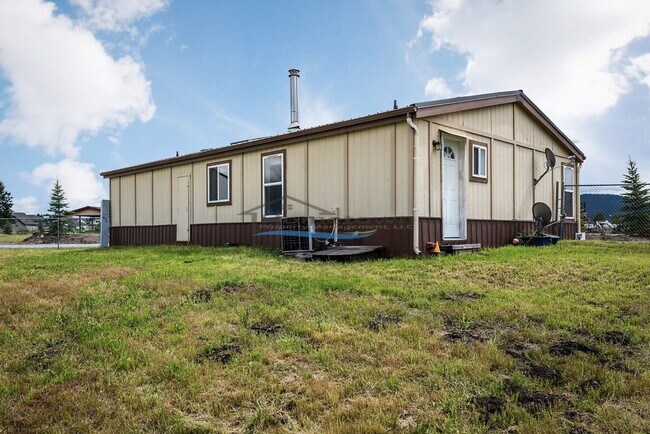 Building Photo - Country Home with Fenced Yard in Hayden!