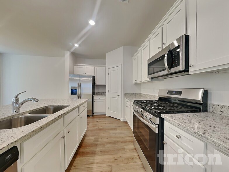 Building Photo - 2464 Lennox Rd SE