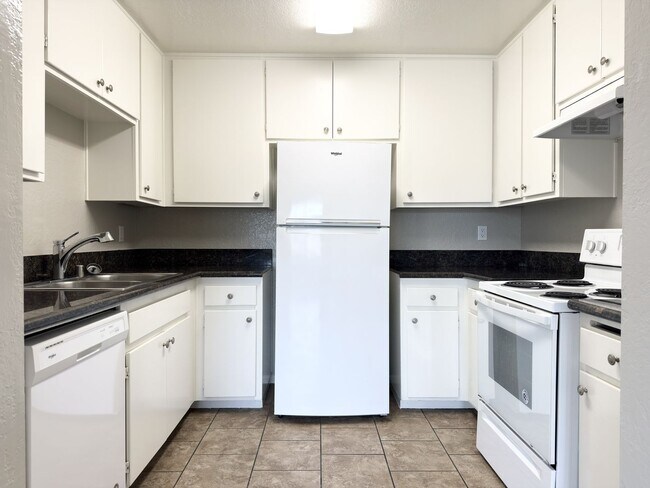 Building Photo - Spacious 2 Bedroom Corner Unit