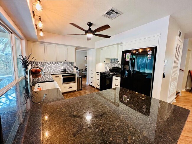 Building Photo - 4004 Hyridge Dr
