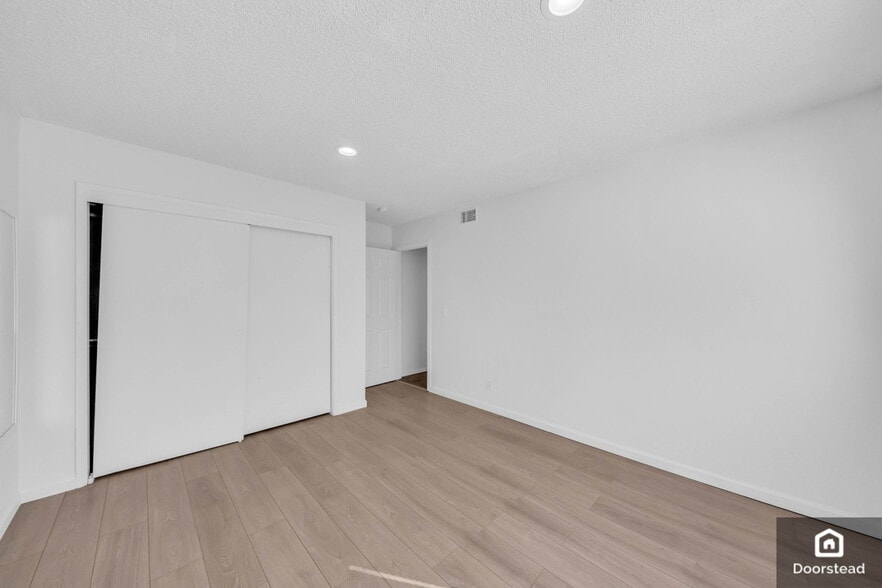 Building Photo - 7239 Balboa Blvd