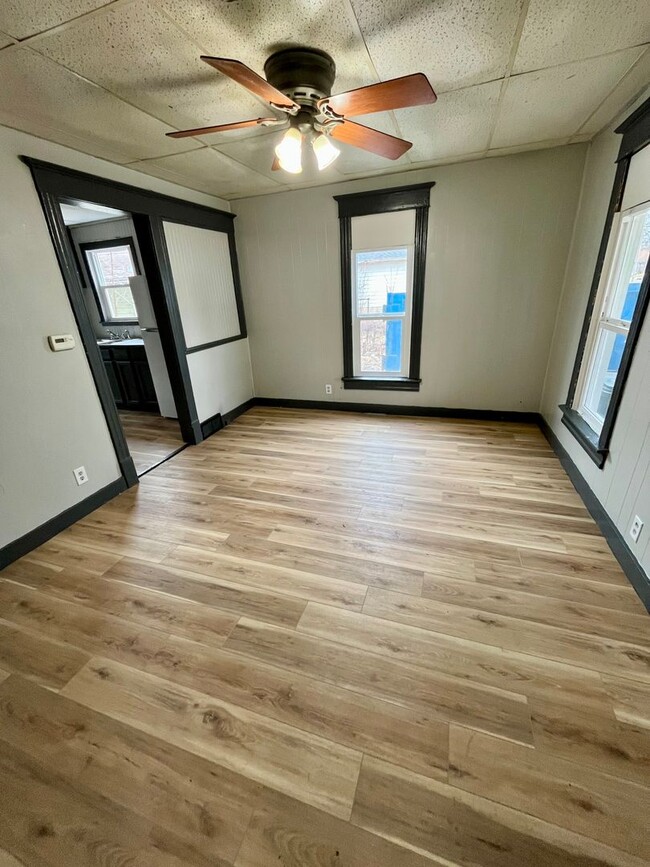 Building Photo - NEWLY RENOVATED 4BD/1BA HOME!