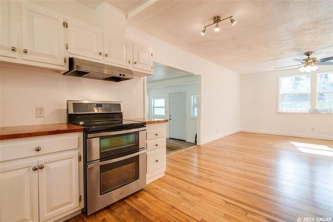 Building Photo - 1028 NE 7th Ave