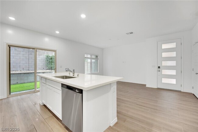 Building Photo - 600 N Carriage Hill Dr
