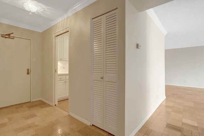 Building Photo - 3800 Fairfax Dr