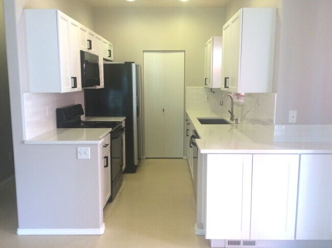 Building Photo - Charming 3 Bedroom Home - Available Now! Seatac area