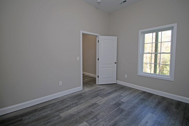 Building Photo - 2060 Willow Hill Dr