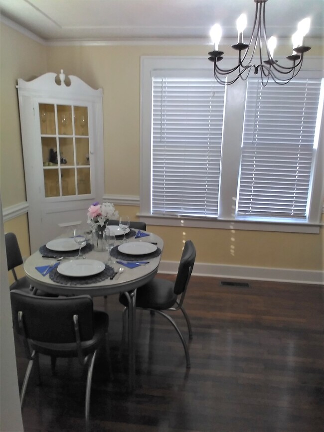 Building Photo - 707 Columbus Dr