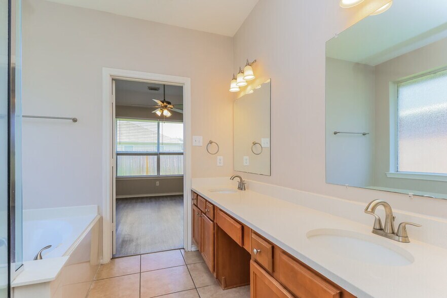 Building Photo - 4939 Forest Hurst Dr
