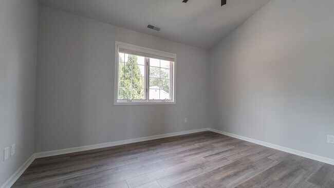 Building Photo - 13336 Fulton St