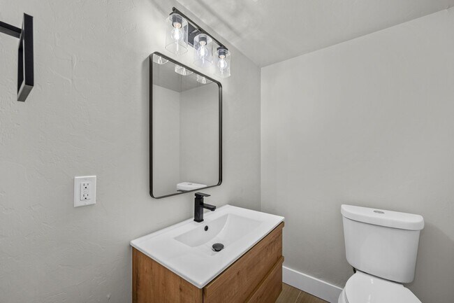 Building Photo - 5 Bedroom