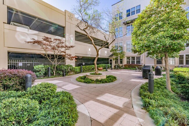 Building Photo - Texas & Pacific (T&P) Loft with stunning downtown views!