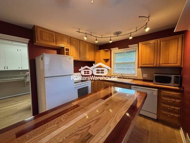 Building Photo - Clean, Quiet, and Updated – 3BR Bloomingto...