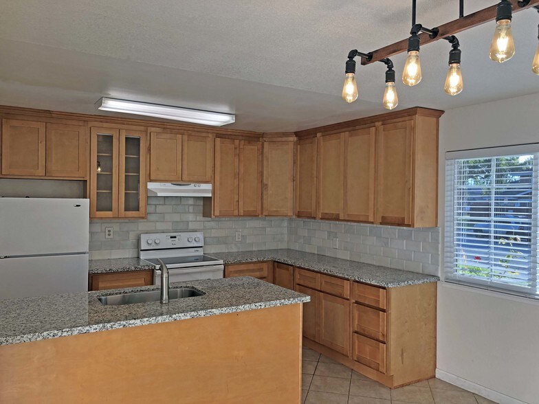 Building Photo - 767 Warring Dr