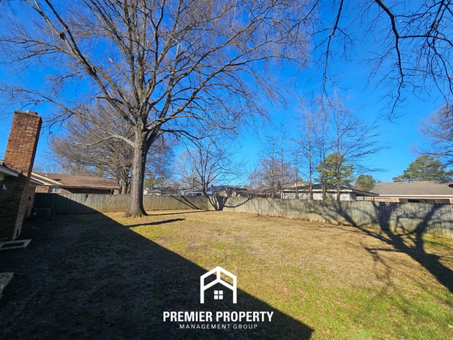 Building Photo - 4BR Memphis Home w/ Brick Fireplace, Formal Dining & Fenced Yard