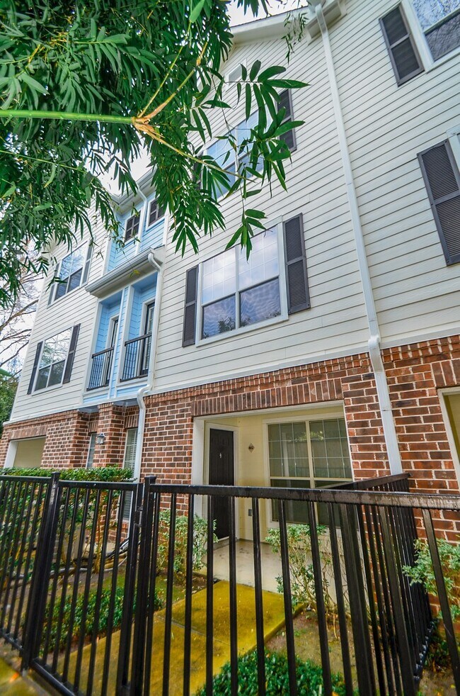 Building Photo - 9200 Westheimer Rd