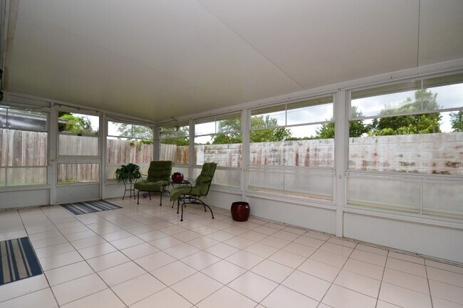 Building Photo - Fantastic 3 BR Lake Mary Home with vaulted...