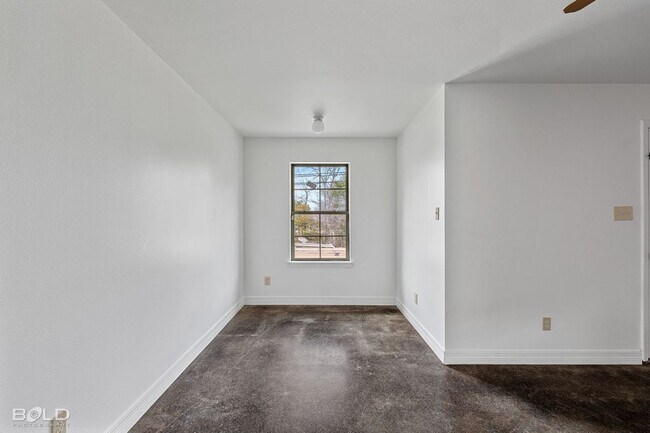 Building Photo - 1719 Lakeshore Dr