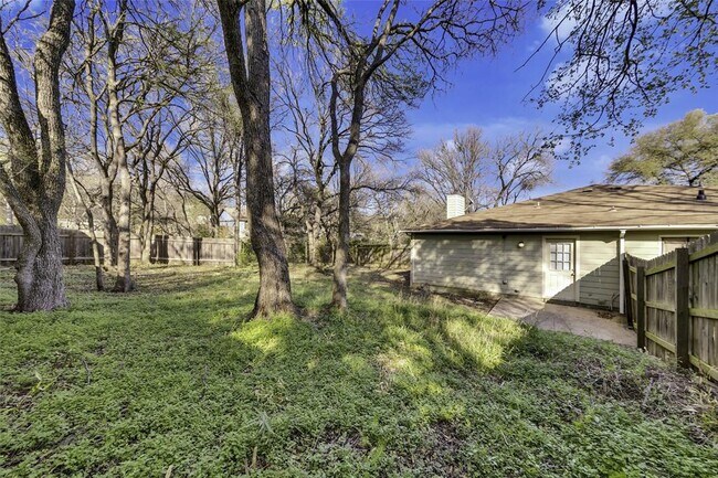 Building Photo - 9802 Hundred Oaks Cir