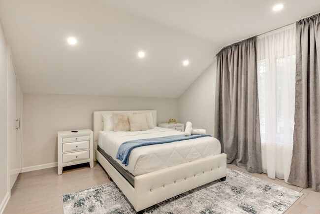 Building Photo - 2135 Rosemont Dr