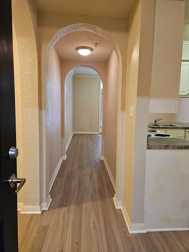 Building Photo - $600 Deposit*Spacious 1 BDRM Condo Downtown!