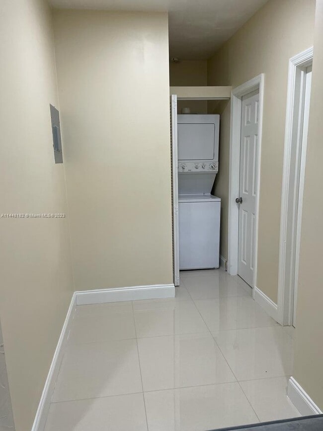 Building Photo - 630 NW 42nd Ave