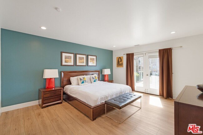 Building Photo - 6419 Ocean Front Walk