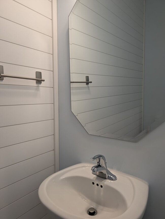Building Photo - Elegant, Move In ready townhome located in...