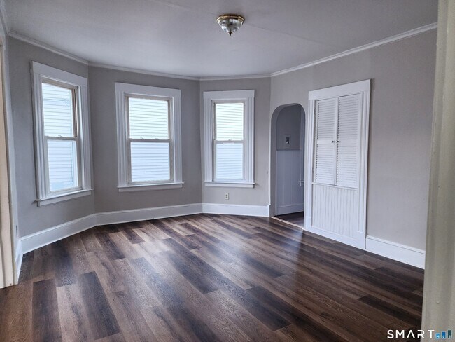 Building Photo - 402 Park St