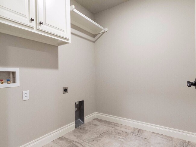 Building Photo - Beautiful Home - 4 Bedroom, 3 Bathroom with Bonus Room in East Edmond
