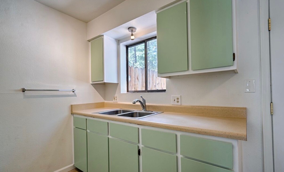 Building Photo - 676 E Zuni Dr