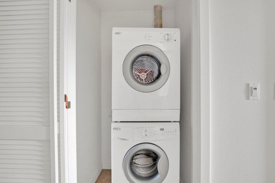 Building Photo - 330 3rd Ave W