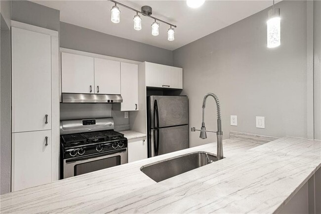 Building Photo - 3431 N Hills Dr