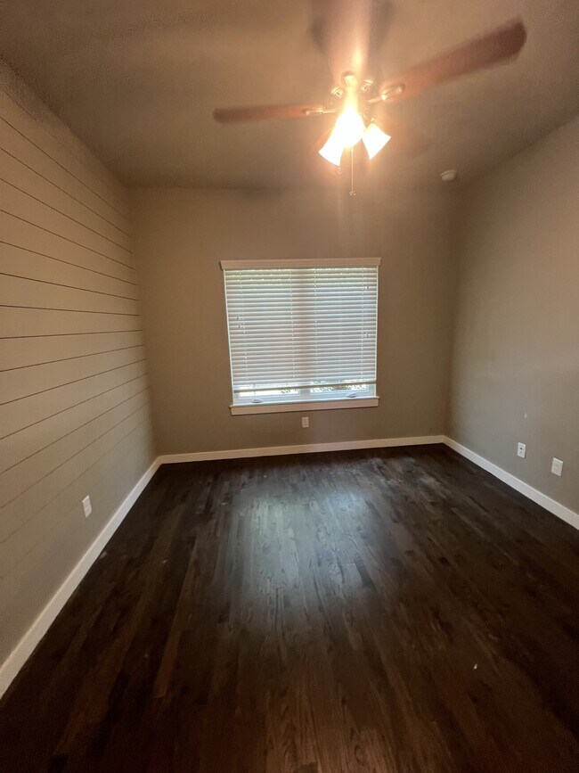 Building Photo - 300 W Dexter Dr