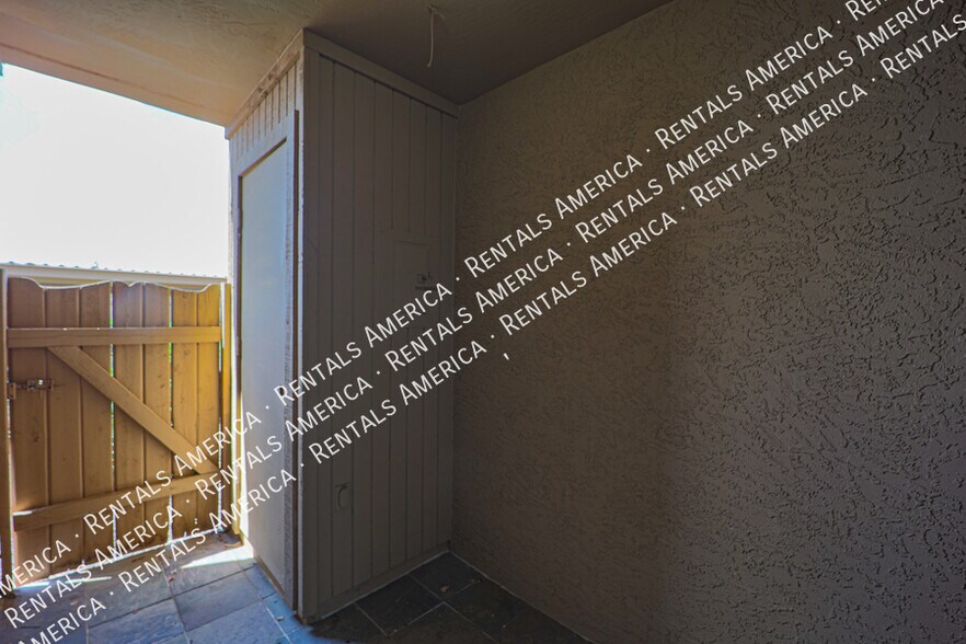 Building Photo - 317 W Hononegh Dr
